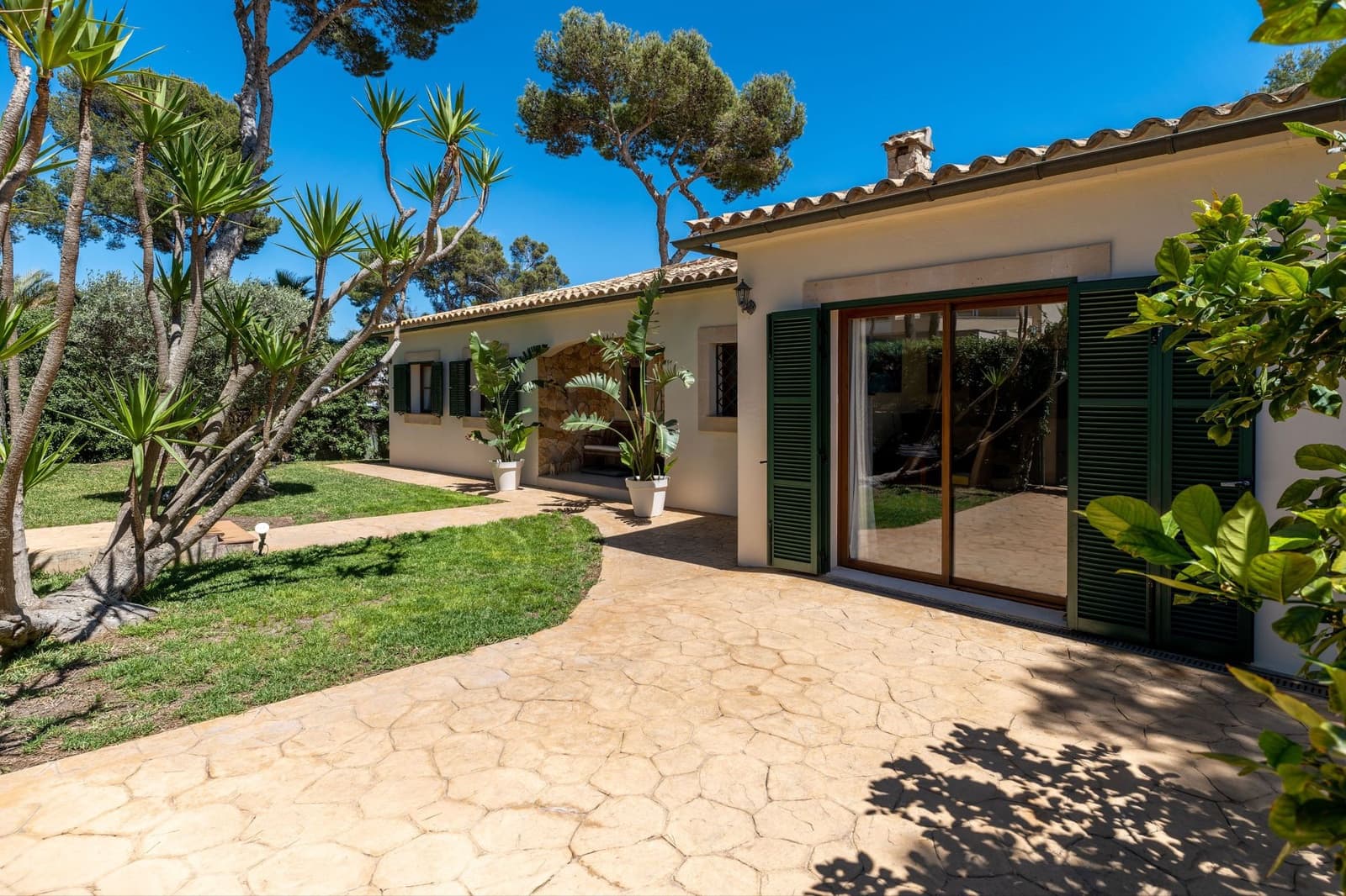 4 bedroom Villa for sale in Santa Ponsa with pool - € 1,750,000 (Ref: 8897957)