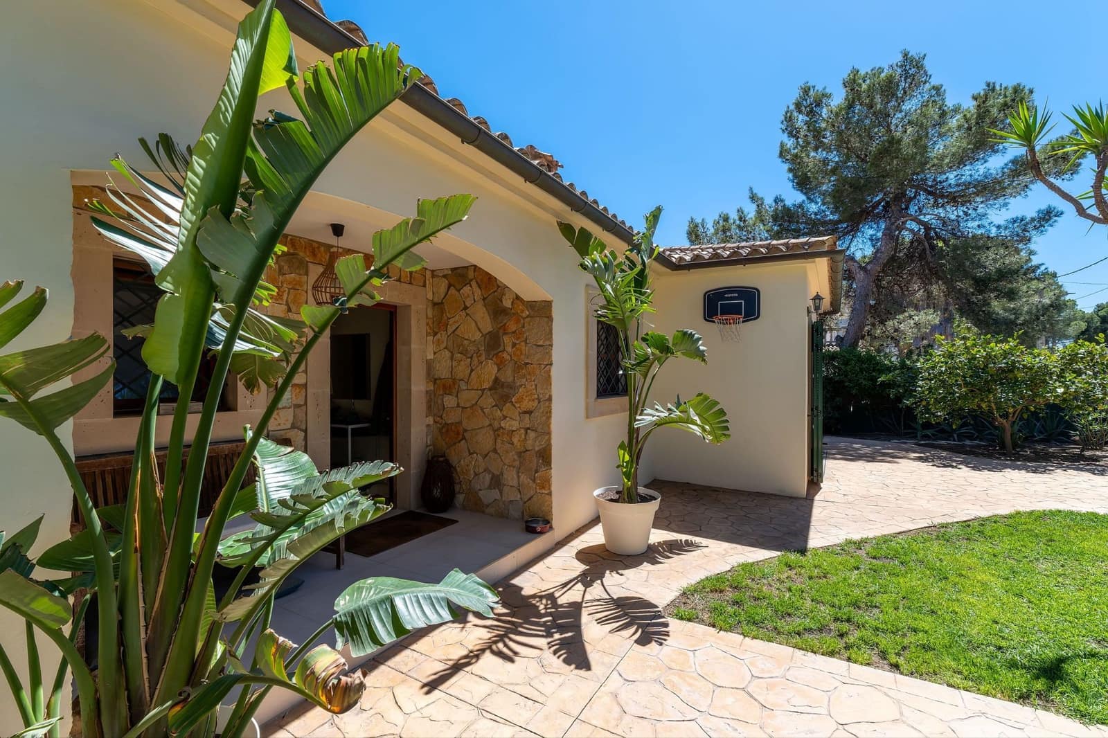 4 bedroom Villa for sale in Santa Ponsa with pool - € 1,750,000 (Ref: 8897957)