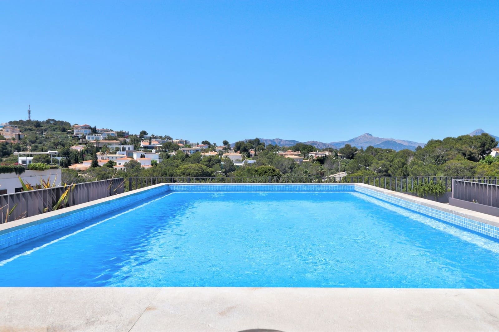 2 bedroom Penthouse for sale in Santa Ponsa with pool - € 2,390,000 (Ref: 9002813)