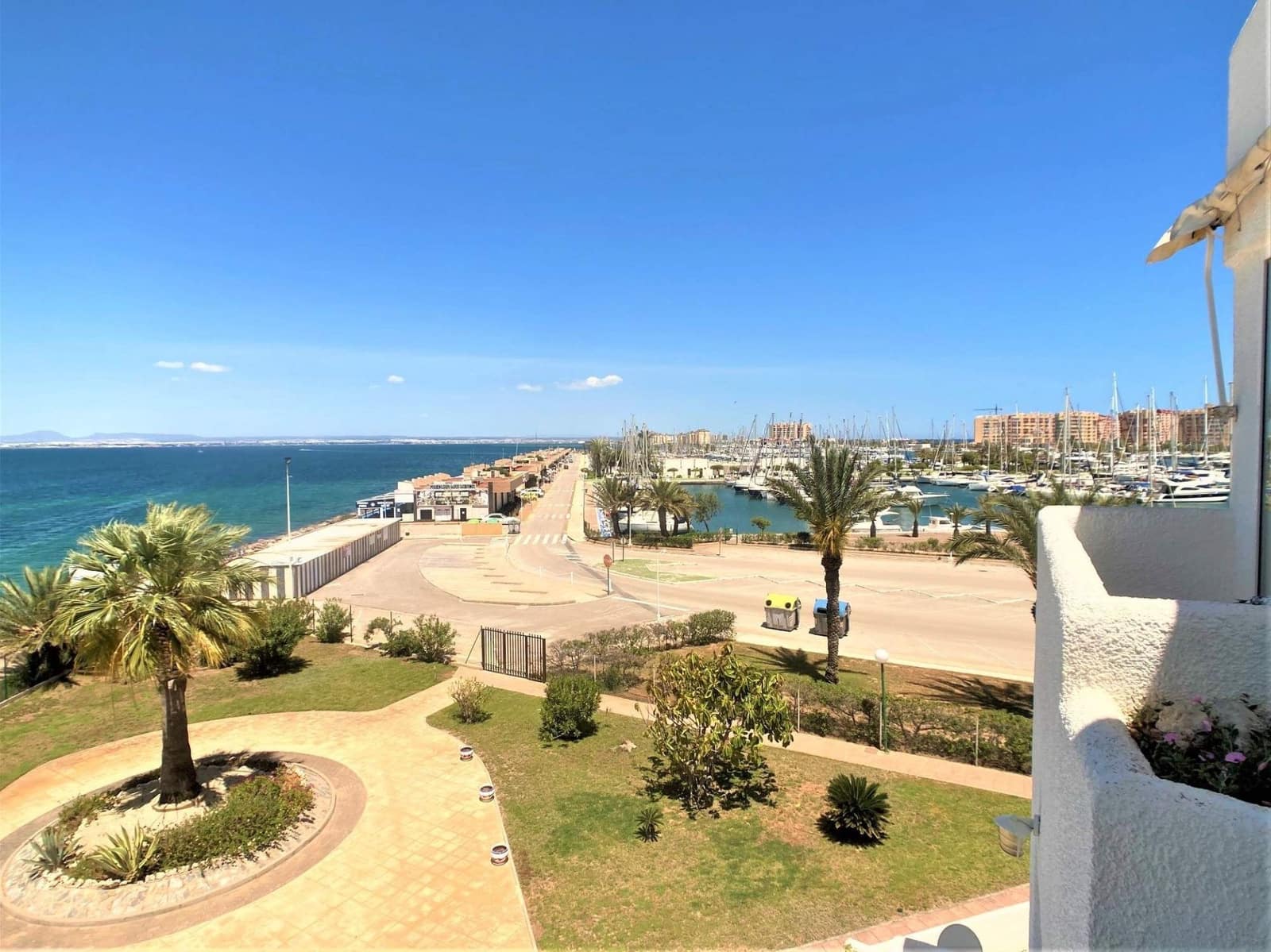 Apartamento de 2 habitaciones en La Manga del Mar Menor en venta con piscina garaje - 199.000 € (Ref: 9132231)