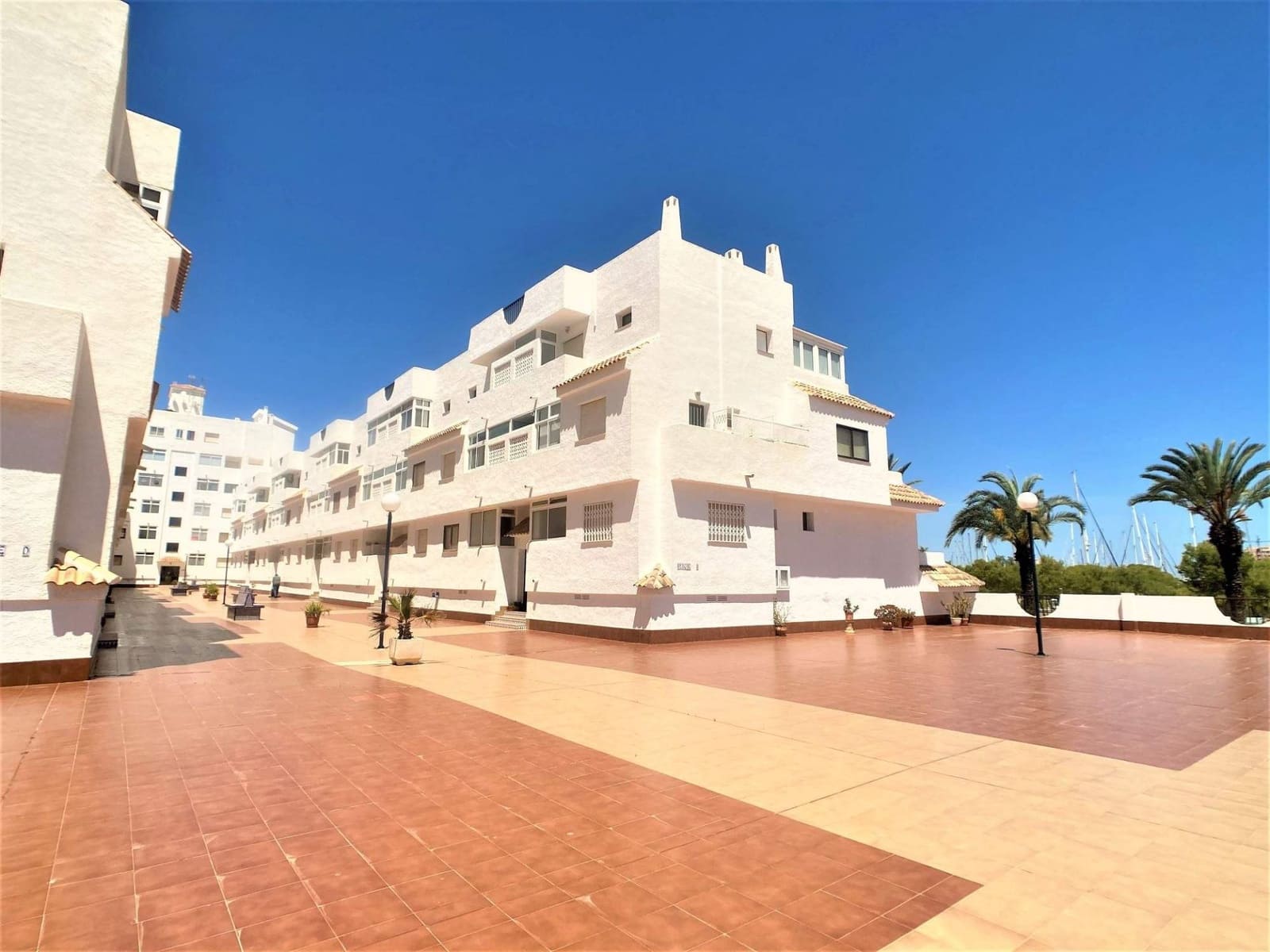 Apartamento de 2 habitaciones en La Manga del Mar Menor en venta con piscina garaje - 199.000 € (Ref: 9132231)