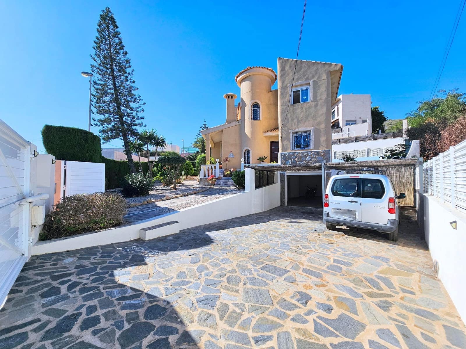 3 sypialnia Willa na sprzedaż w Cala Flores z basenem garażem - 695 000 € (Ref: 9413706)