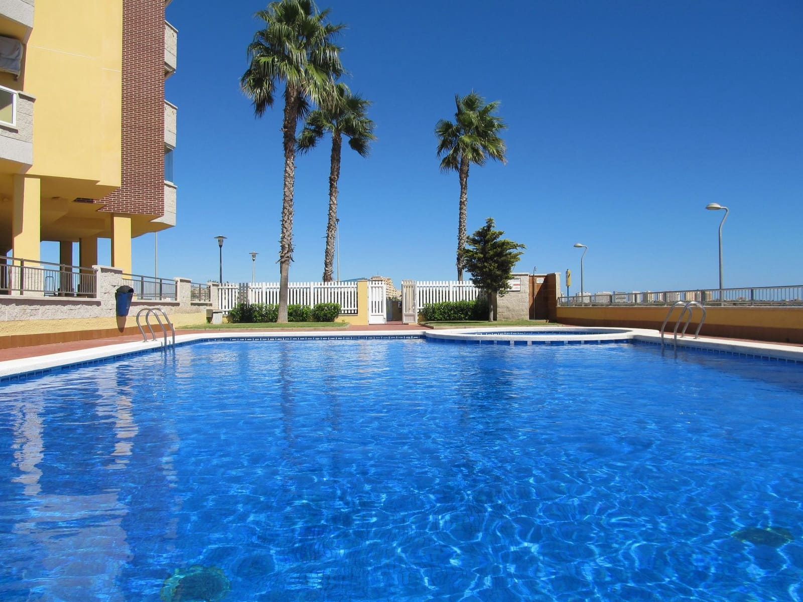 3 bedroom Apartment for sale in La Manga del Mar Menor with pool - € 295,000 (Ref: 9439536)