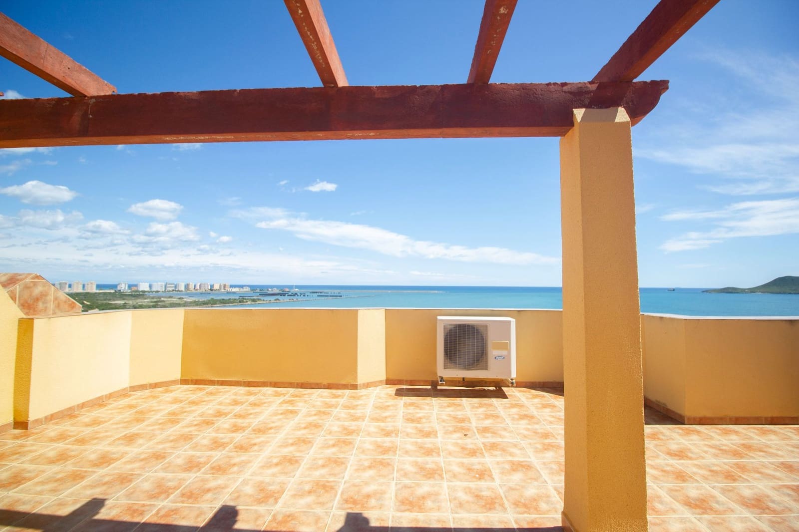 1 sypialnia Penthouse na sprzedaż w La Manga del Mar Menor z basenem garażem - 250 000 € (Ref: 9448869)