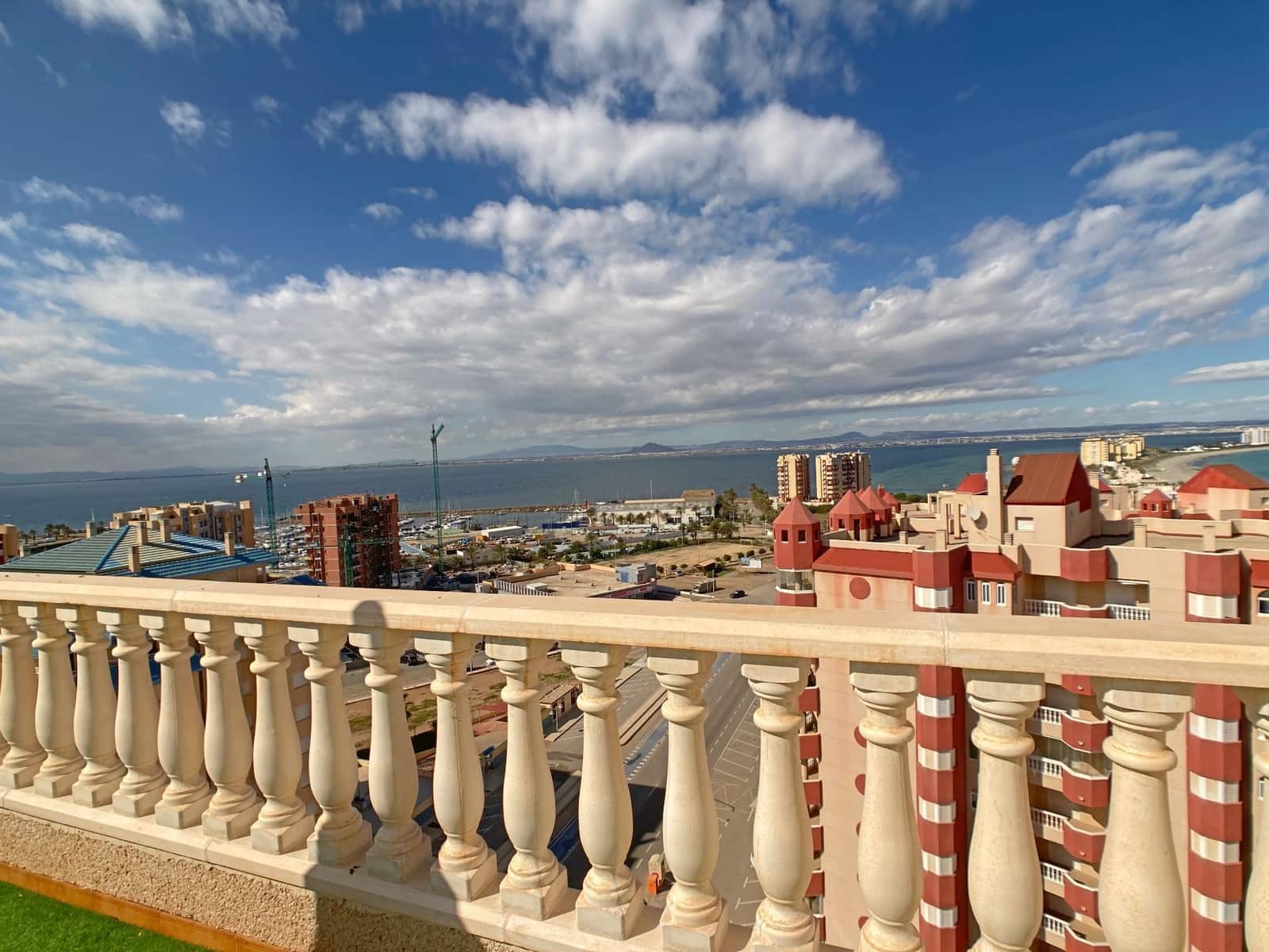 Apartamento de 1 habitación en La Manga del Mar Menor en alquiler con piscina - 600 € (Ref: 9658371)