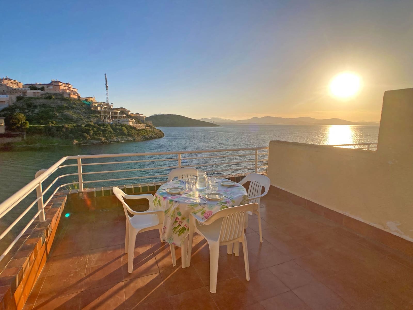 Apartamento de 2 habitaciones en La Manga del Mar Menor en alquiler con piscina garaje - 1.500 € (Ref: 9658372)