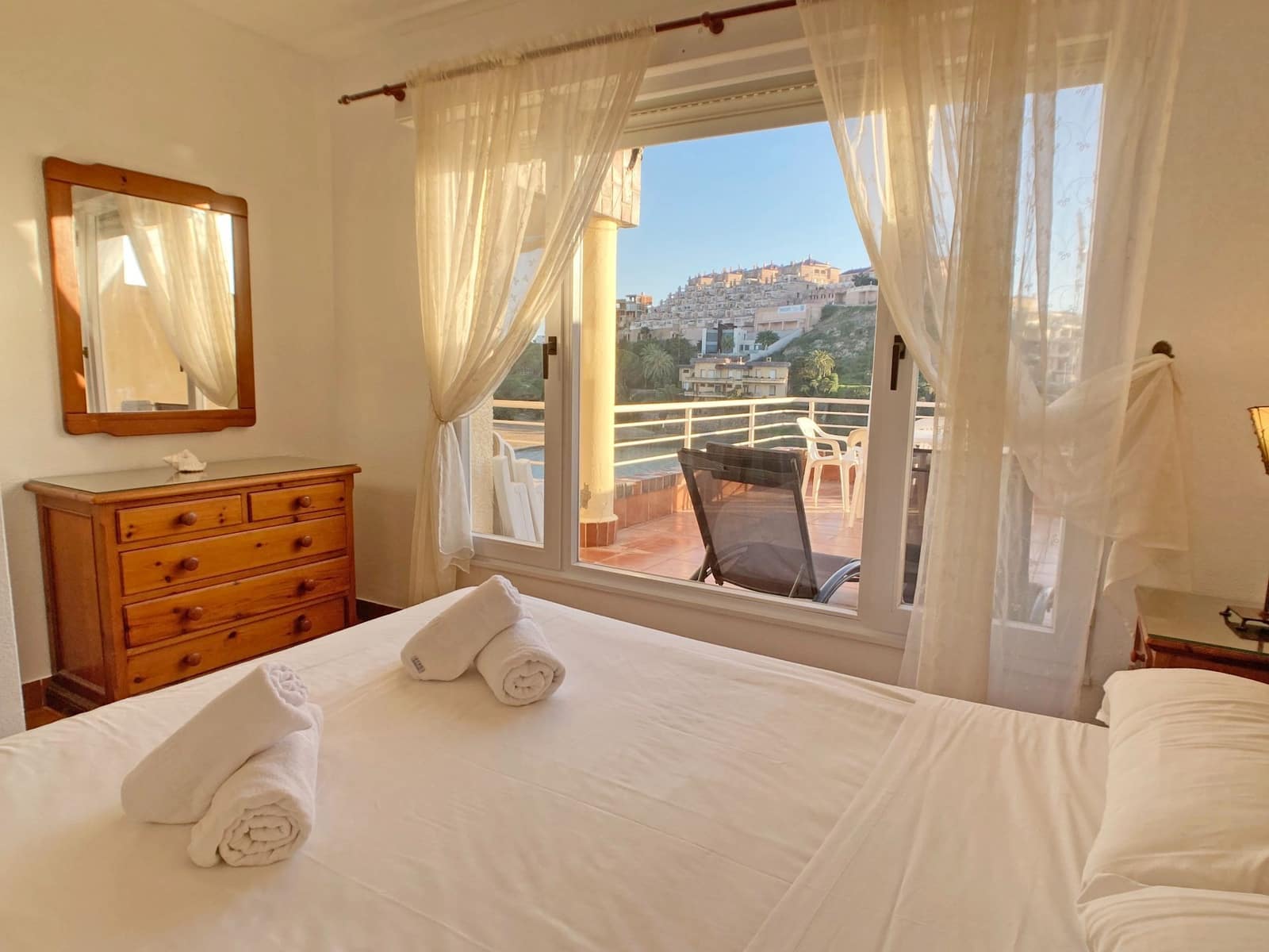 Apartamento de 2 habitaciones en La Manga del Mar Menor en alquiler con piscina garaje - 1.500 € (Ref: 9658372)