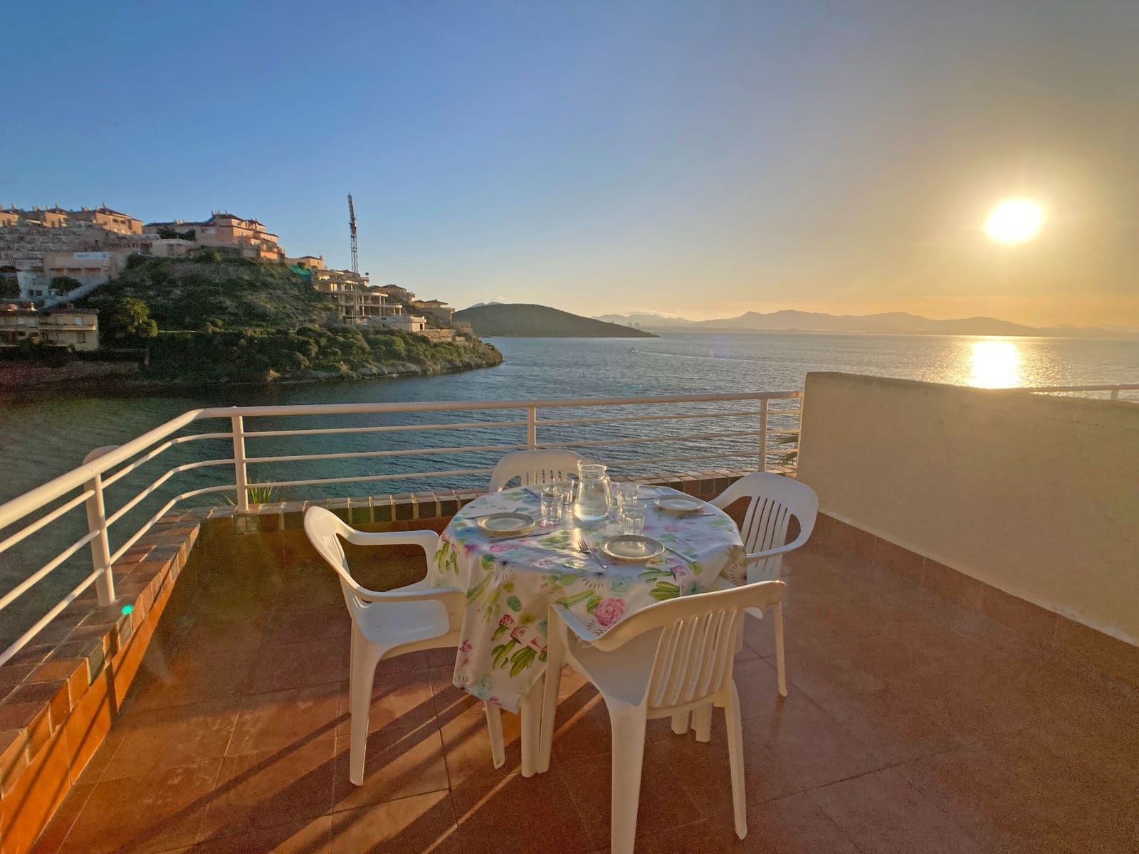 Apartamento de 2 habitaciones en La Manga del Mar Menor en alquiler con piscina garaje - 1.500 € (Ref: 9658372)