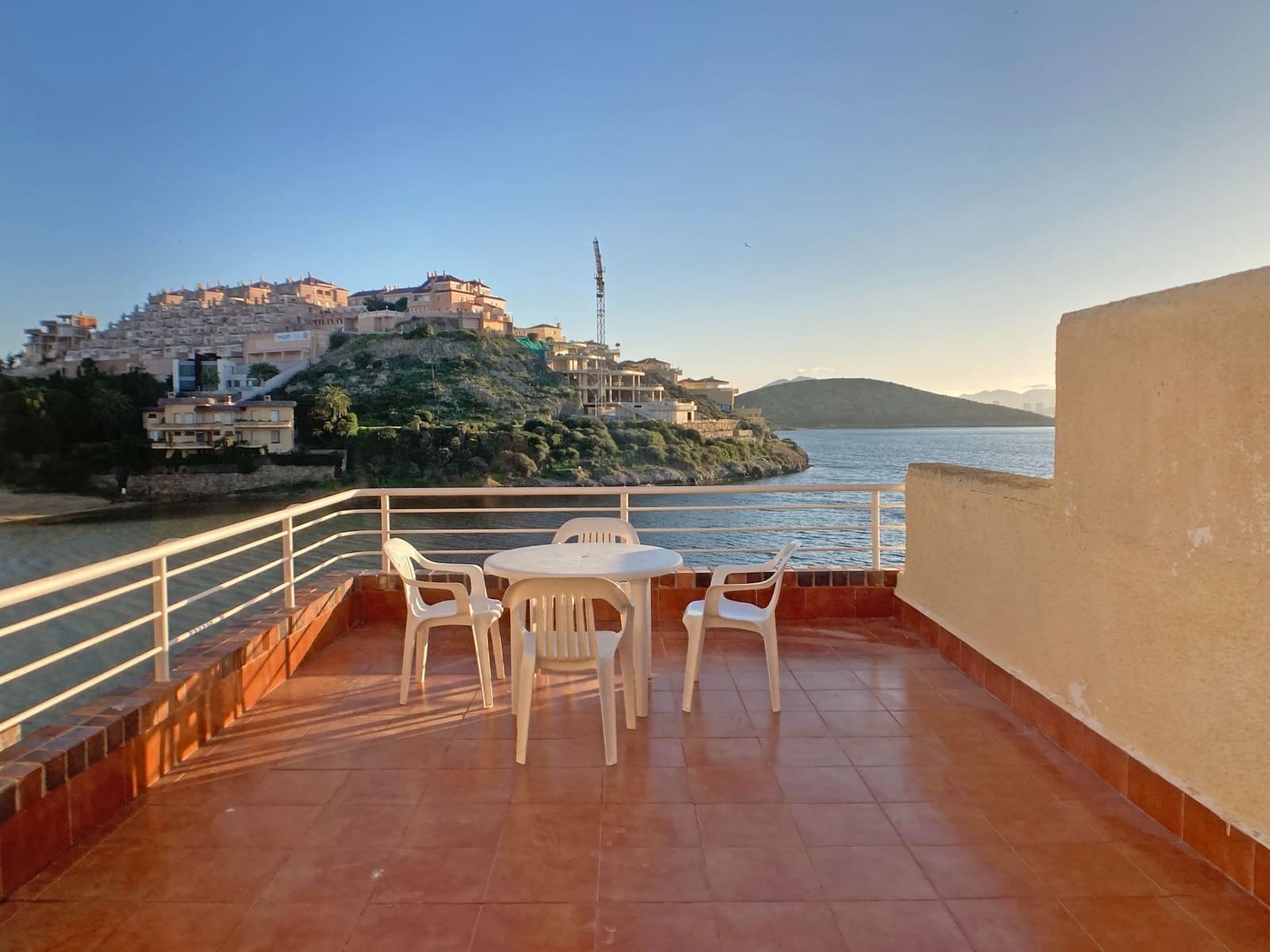 Apartamento de 2 habitaciones en La Manga del Mar Menor en alquiler con piscina garaje - 1.500 € (Ref: 9658372)