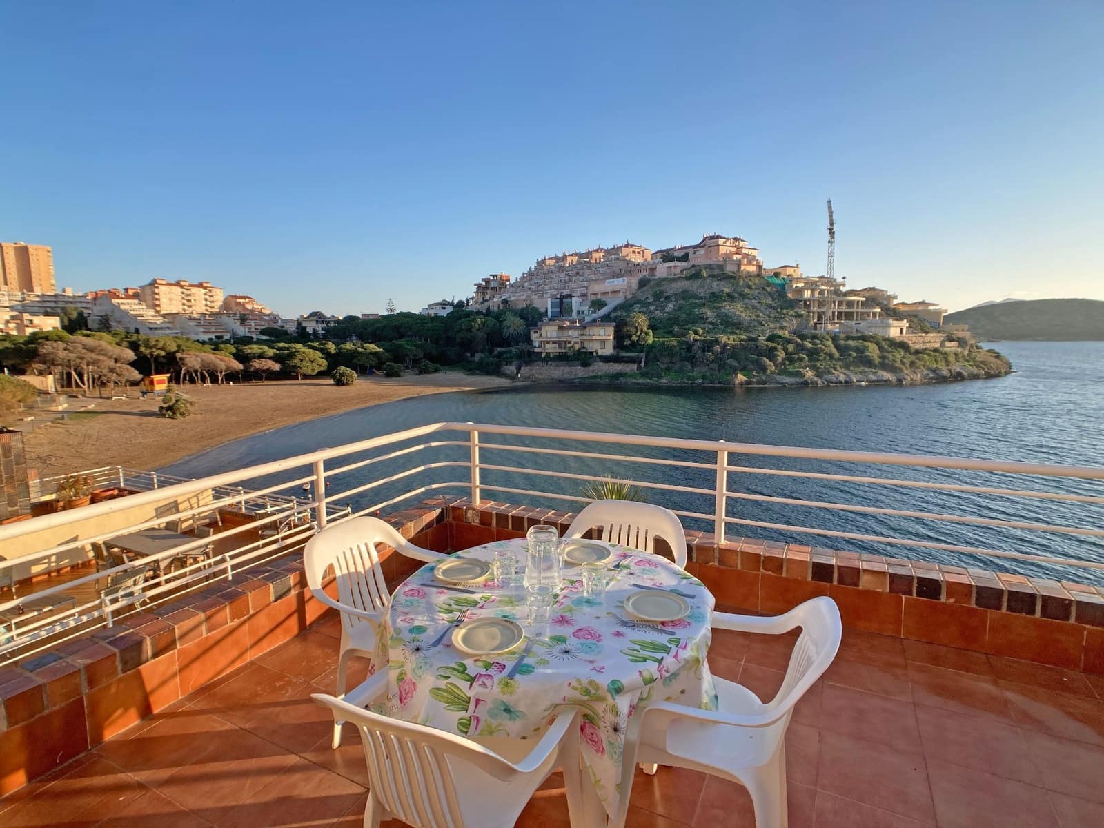 Apartamento de 2 habitaciones en La Manga del Mar Menor en alquiler con piscina garaje - 1.500 € (Ref: 9658372)