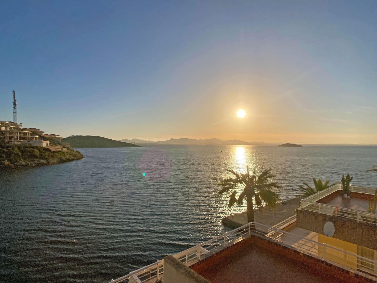 Apartamento de 2 habitaciones en La Manga del Mar Menor en alquiler con piscina garaje - 1.500 € (Ref: 9658372)