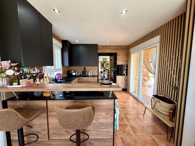 4 sypialnia Willa na sprzedaż w La Manga del Mar Menor z basenem garażem - 620 000 € (Ref: 9690067)