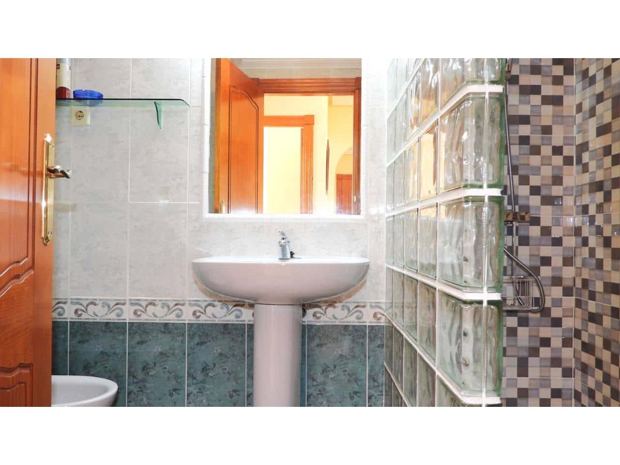 Piso de 3 habitaciones en La Manga del Mar Menor en venta con piscina garaje - 240.000 € (Ref: 9165435)