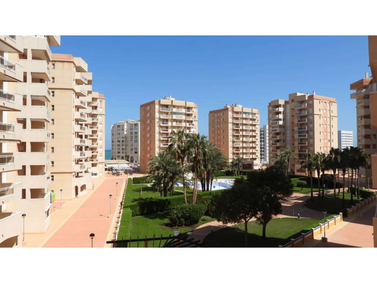 Piso de 2 habitaciones en La Manga del Mar Menor en venta con piscina garaje - 165.000 € (Ref: 9727539)