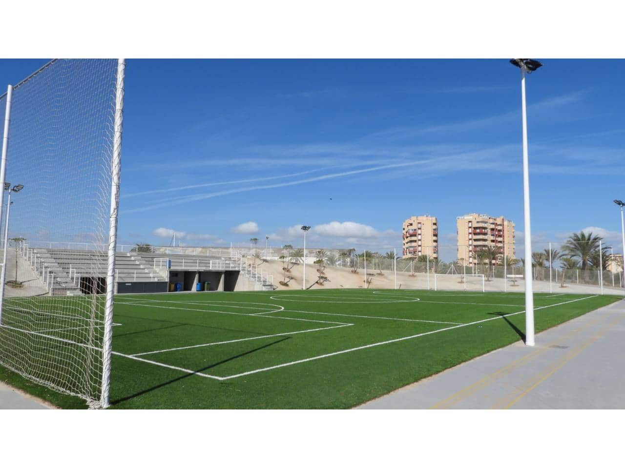 Piso de 2 habitaciones en La Manga del Mar Menor en venta con piscina garaje - 165.000 € (Ref: 9727539)