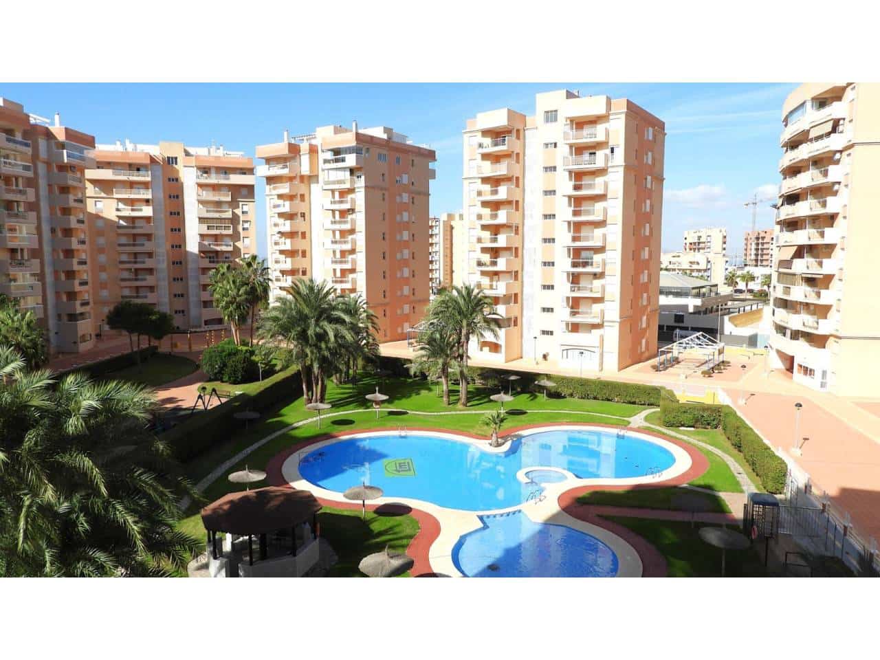 Piso de 2 habitaciones en La Manga del Mar Menor en venta con piscina garaje - 165.000 € (Ref: 9727539)