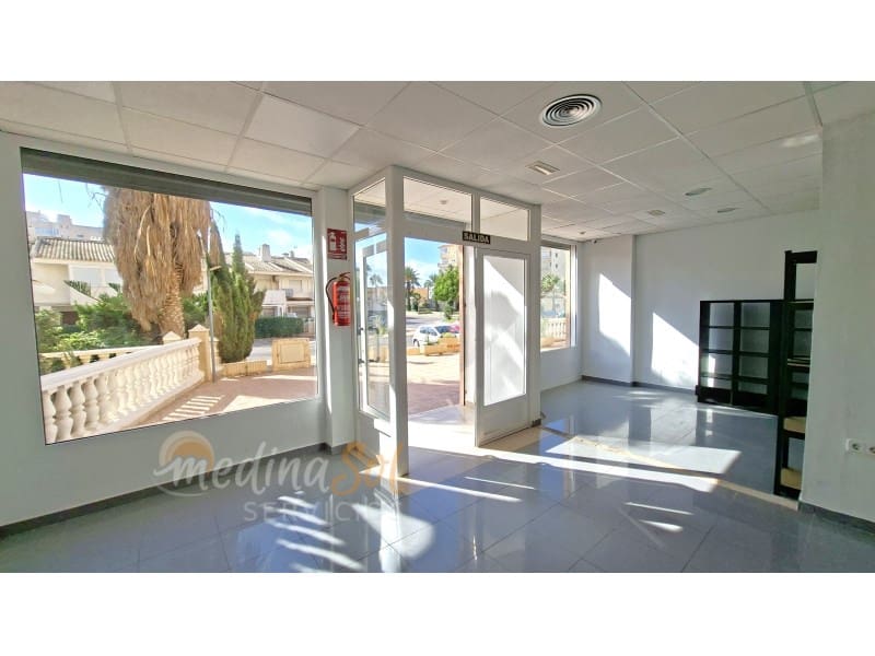 Commercieel te koop in La Manga del Mar Menor - € 120.000 (Ref: 10151111)