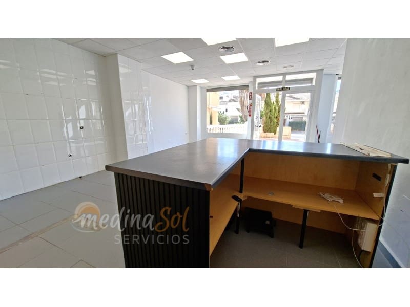 Commercieel te koop in La Manga del Mar Menor - € 120.000 (Ref: 10151111)
