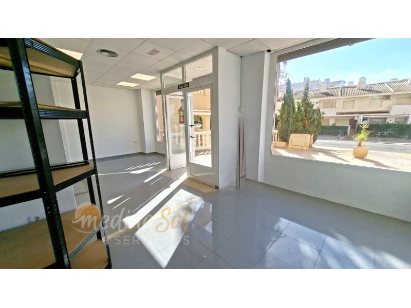 Commercieel te koop in La Manga del Mar Menor - € 120.000 (Ref: 10151111)