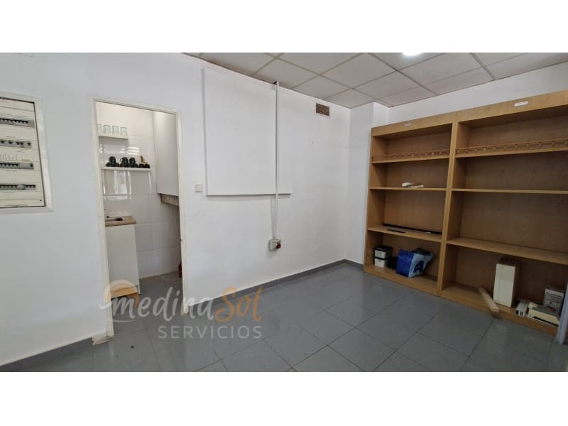 Commercieel te koop in La Manga del Mar Menor - € 120.000 (Ref: 10151111)