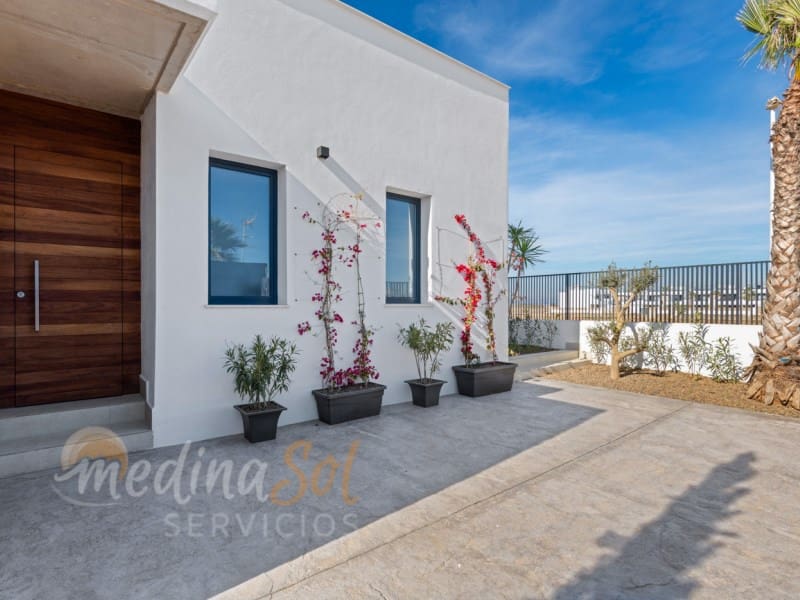 3 bedroom Villa for sale in Islas Menores with pool - € 549,000 (Ref: 8059265)