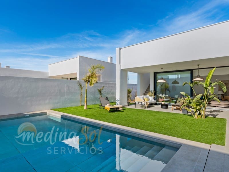 3 bedroom Villa for sale in Islas Menores with pool - € 549,000 (Ref: 8059265)