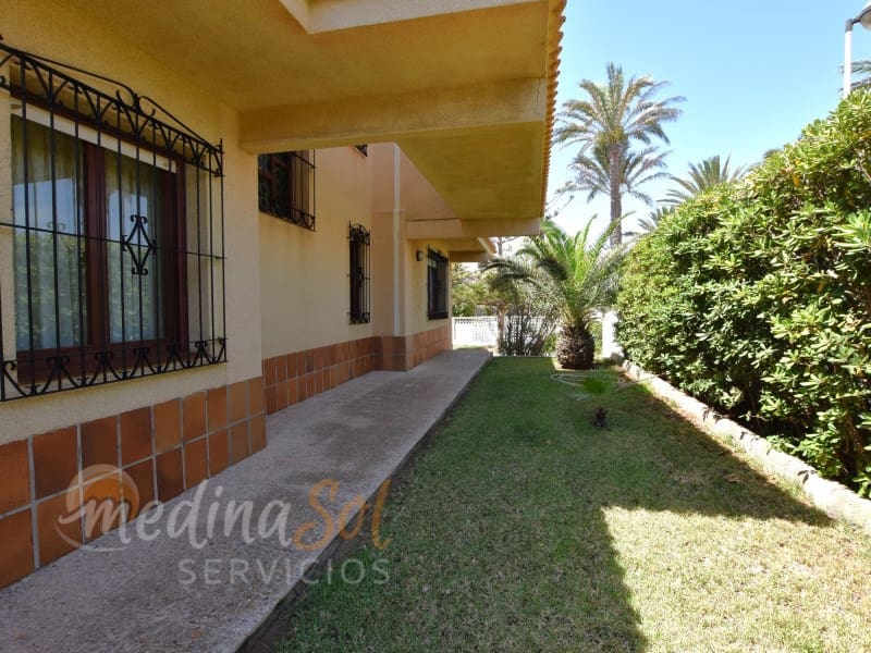 4 makuuhuone Huvila myytävänä paikassa La Manga del Mar Menor mukana 
autotalli - 450 000 € (Ref: 9126914)