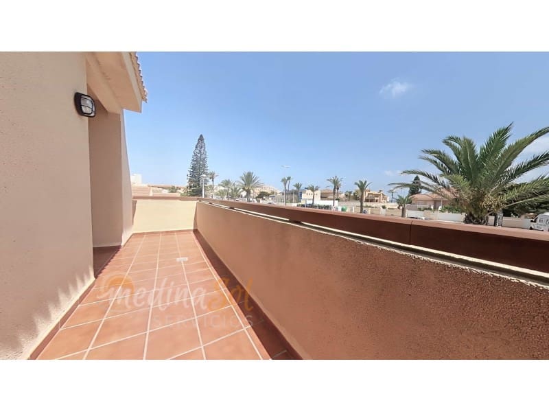 4 makuuhuone Huvila myytävänä paikassa La Manga del Mar Menor mukana 
autotalli - 450 000 € (Ref: 9126914)