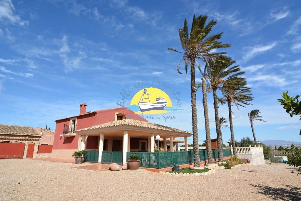 4 soveværelse Villa til salg i Leiva med swimmingpool - € 675.000 (Ref: 6154008)