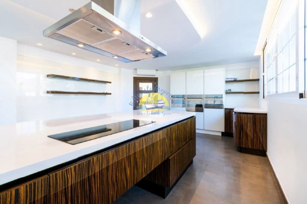 6 bedroom Villa for sale in Alfaz del Pi / L'Alfas del Pi with pool garage - € 1,600,000 (Ref: 7165913)