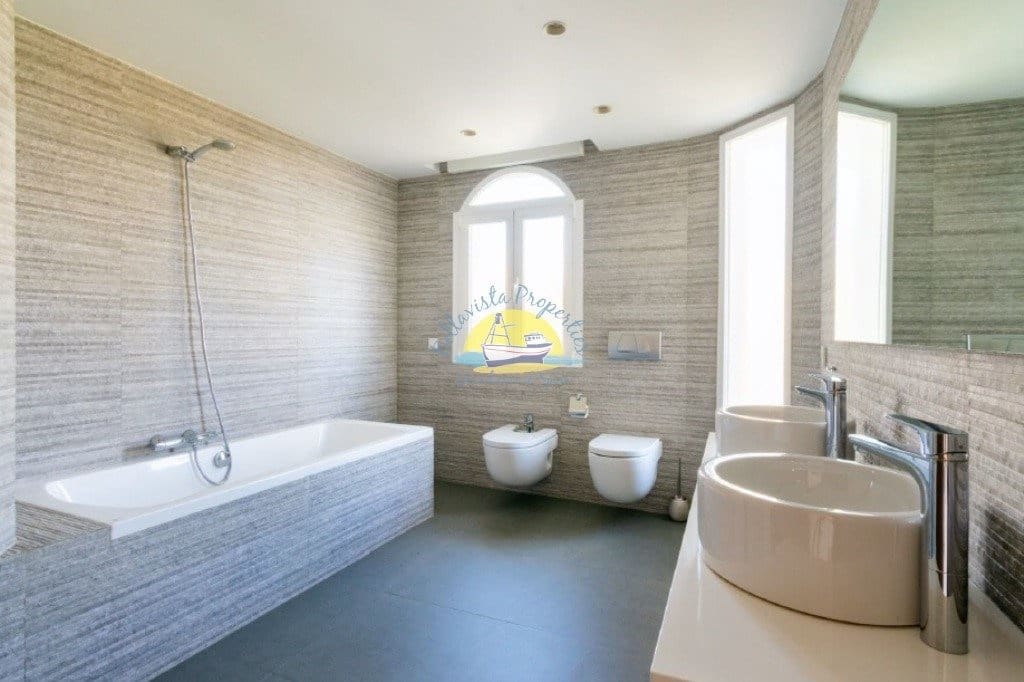 6 bedroom Villa for sale in Alfaz del Pi / L'Alfas del Pi with pool garage - € 1,600,000 (Ref: 7165913)