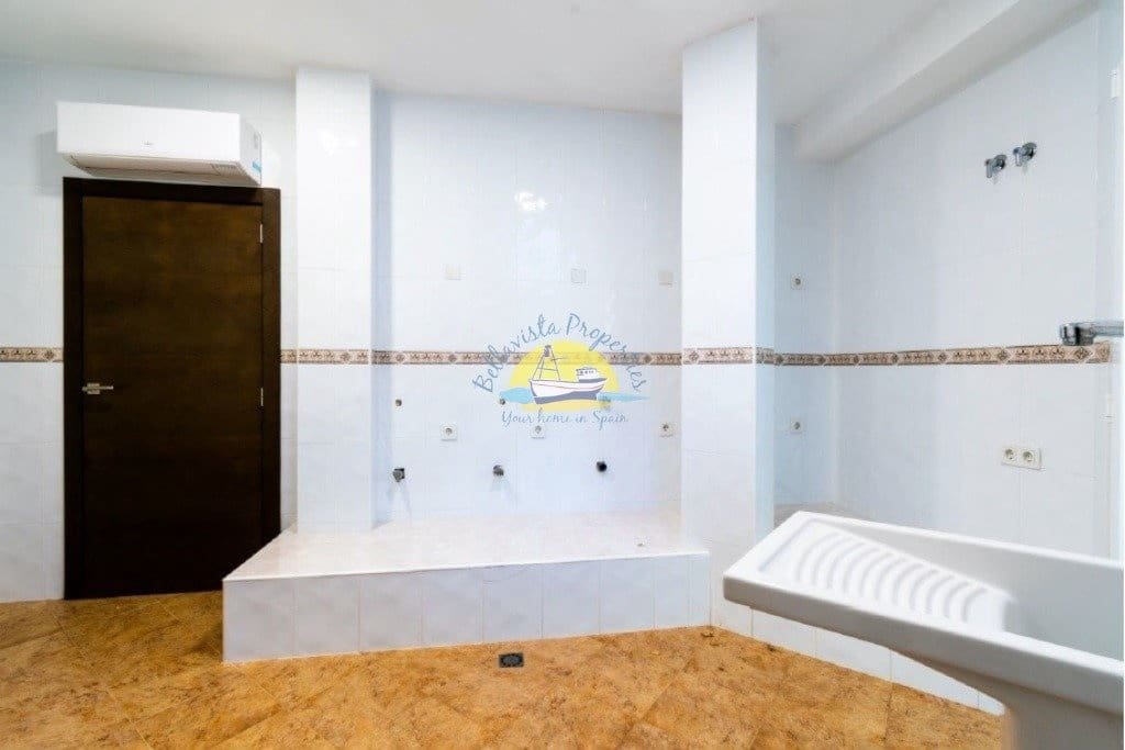 6 bedroom Villa for sale in Alfaz del Pi / L'Alfas del Pi with pool garage - € 1,600,000 (Ref: 7165913)