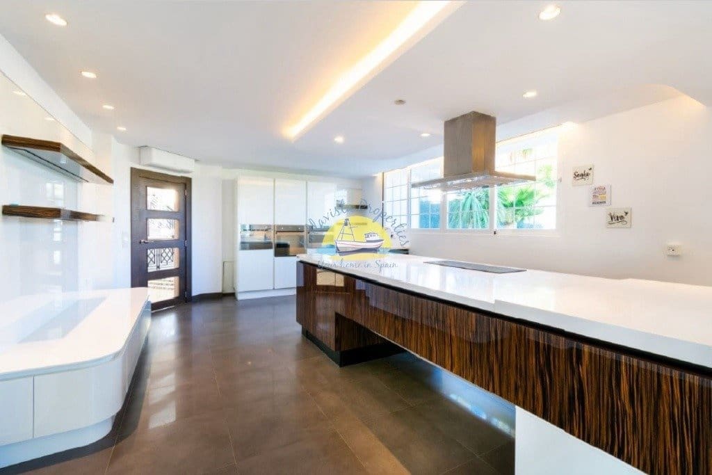 6 bedroom Villa for sale in Alfaz del Pi / L'Alfas del Pi with pool garage - € 1,600,000 (Ref: 7165913)