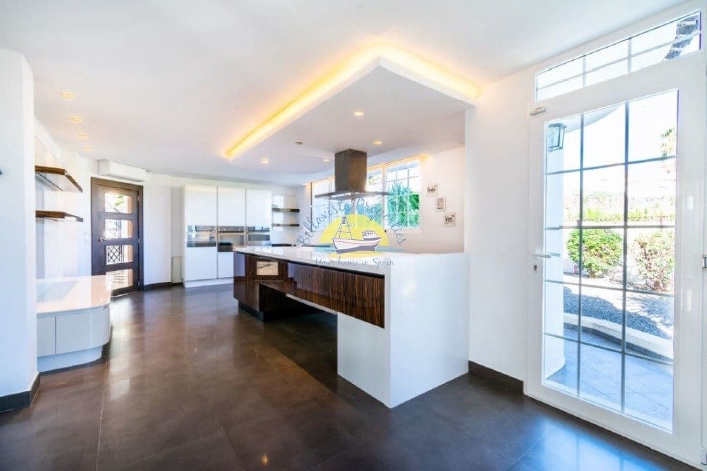 6 bedroom Villa for sale in Alfaz del Pi / L'Alfas del Pi with pool garage - € 1,600,000 (Ref: 7165913)