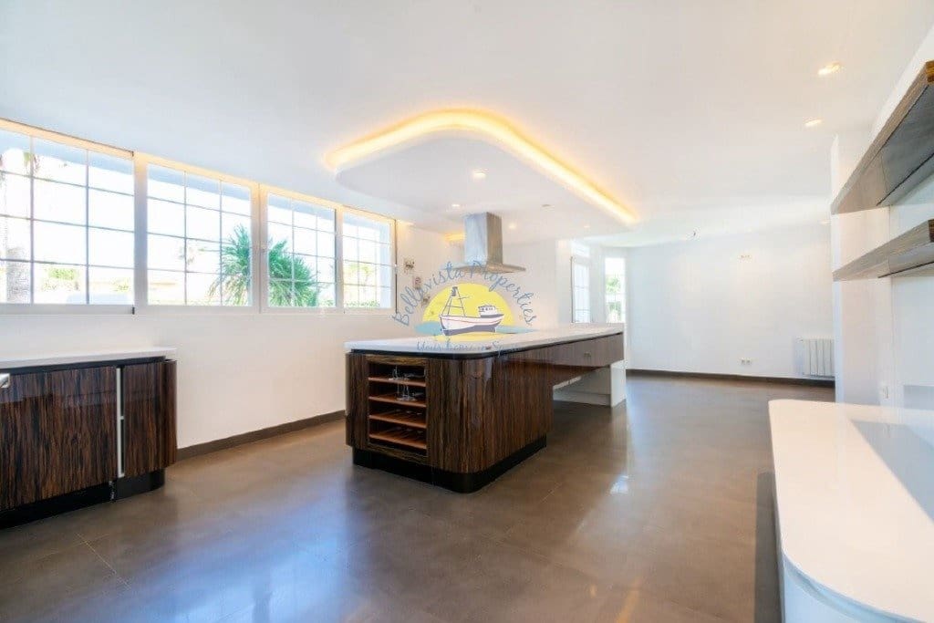 6 bedroom Villa for sale in Alfaz del Pi / L'Alfas del Pi with pool garage - € 1,600,000 (Ref: 7165913)