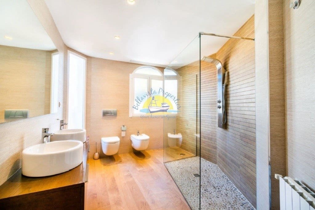 6 bedroom Villa for sale in Alfaz del Pi / L'Alfas del Pi with pool garage - € 1,600,000 (Ref: 7165913)