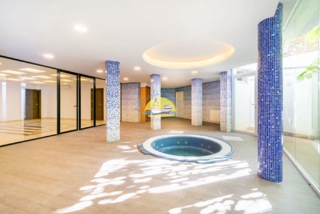 6 bedroom Villa for sale in Alfaz del Pi / L'Alfas del Pi with pool garage - € 1,600,000 (Ref: 7165913)