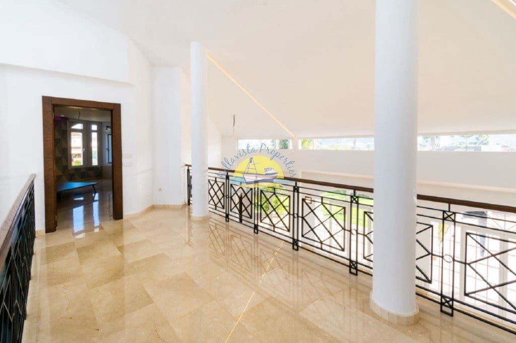 6 bedroom Villa for sale in Alfaz del Pi / L'Alfas del Pi with pool garage - € 1,600,000 (Ref: 7165913)