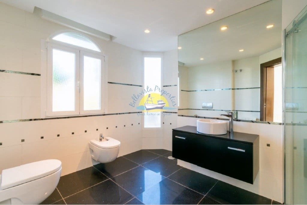 6 bedroom Villa for sale in Alfaz del Pi / L'Alfas del Pi with pool garage - € 1,600,000 (Ref: 7165913)