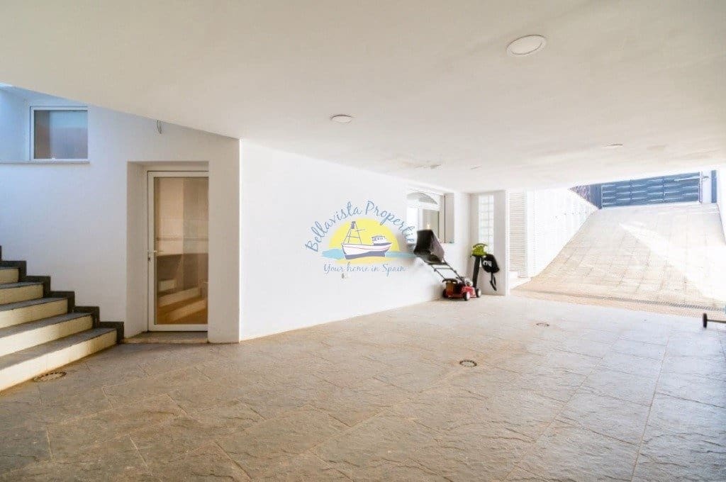 6 bedroom Villa for sale in Alfaz del Pi / L'Alfas del Pi with pool garage - € 1,600,000 (Ref: 7165913)