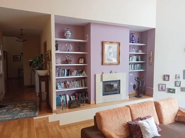 4 bedroom Villa for sale in Totana with pool - € 425,000 (Ref: 8385597)