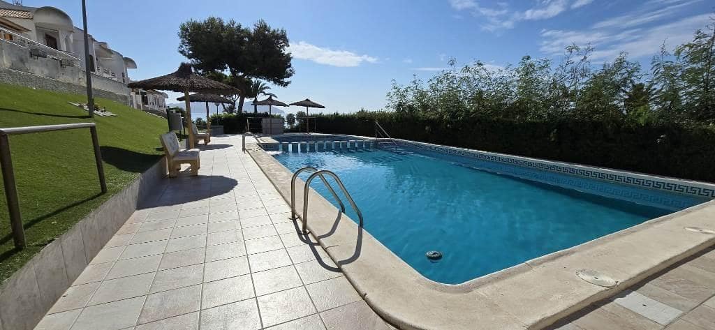 4 soverom Kjedet enebolig til salgs i Alamillo med svømmebasseng garasje - € 259 000 (Ref: 9226962)