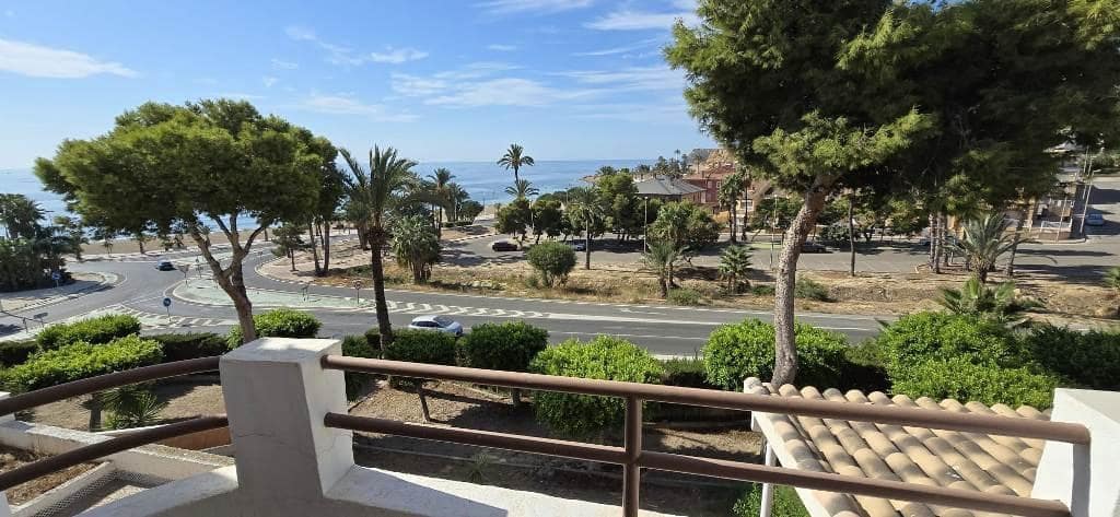 4 soverom Kjedet enebolig til salgs i Alamillo med svømmebasseng garasje - € 259 000 (Ref: 9226962)