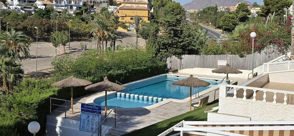 4 soverom Kjedet enebolig til salgs i Alamillo med svømmebasseng garasje - € 259 000 (Ref: 9226962)