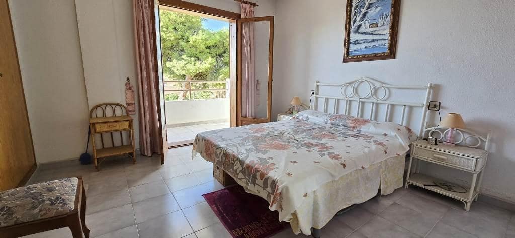 4 soverom Kjedet enebolig til salgs i Alamillo med svømmebasseng garasje - € 259 000 (Ref: 9226962)