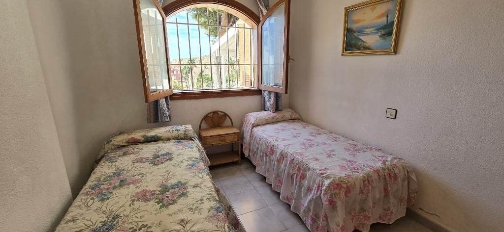 4 soverom Kjedet enebolig til salgs i Alamillo med svømmebasseng garasje - € 259 000 (Ref: 9226962)