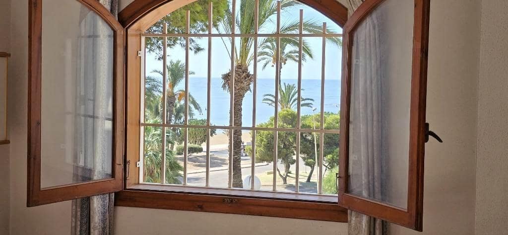 4 soverom Kjedet enebolig til salgs i Alamillo med svømmebasseng garasje - € 259 000 (Ref: 9226962)