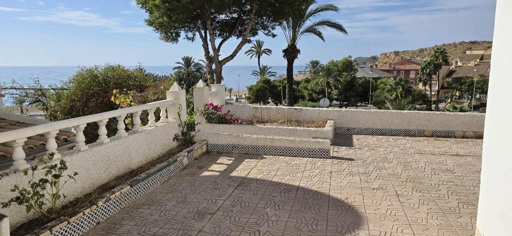 4 soverom Kjedet enebolig til salgs i Alamillo med svømmebasseng garasje - € 259 000 (Ref: 9226962)