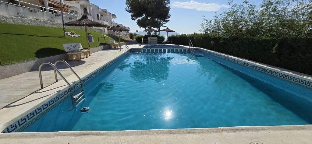 4 soverom Kjedet enebolig til salgs i Alamillo med svømmebasseng garasje - € 259 000 (Ref: 9226962)