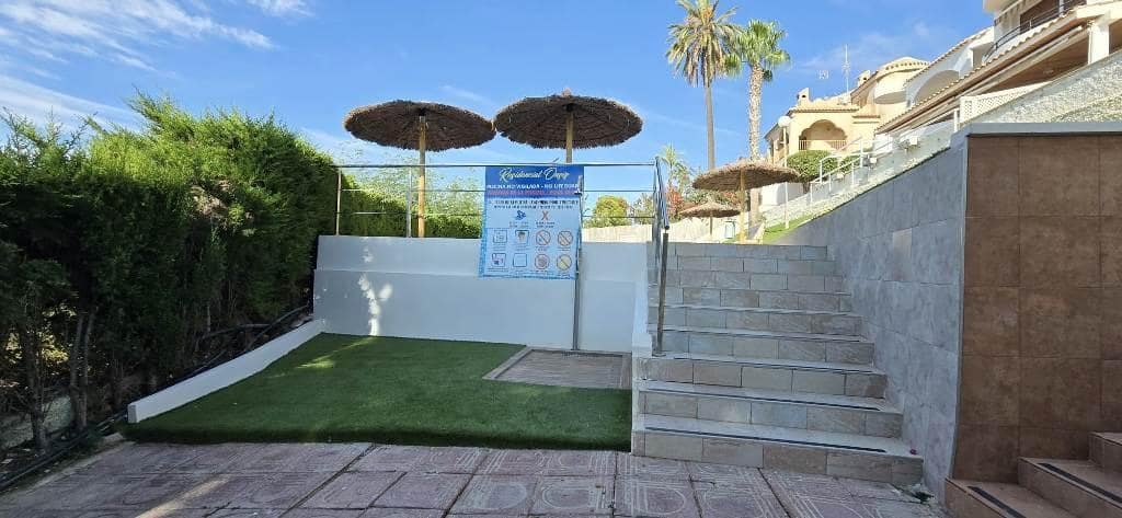 4 soverom Kjedet enebolig til salgs i Alamillo med svømmebasseng garasje - € 259 000 (Ref: 9226962)